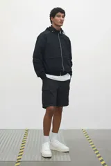 Short cargo color gris oscuro en tejido grueso de algodón con cierre decorativo y cintura elástica con cordón para ajustar. Bolsillos al bies y bolsillos de solapa con cierre autoadherente en las piernas y atrás. Corte estándar para una silueta clásica y cómoda.