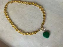 Collar de cuentas de colores con dije de corazón.