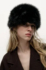 Gorro tipo casquete de pelo sintético color negro.