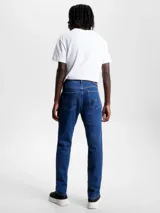 Pantalón de jean azul de corte recto con tiro medio.