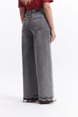 Pantalón jean celeste de tiro alto y corte wide leg.