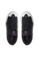 Zapatillas urbanas New Balance de cuero sintético negro con detalles en blanco y azul.