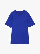 Remera azul de algodón con cuello redondo y bolsillo de parche en el pecho con logo bordado. Corte regular.
