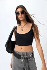 Top corto de punto canalé color rosa claro, con breteles finos y escote redondeado.