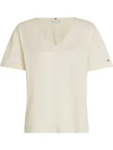 Remera color crema de Tommy Hilfiger, de corte regular, con cuello en V y logo bordado en la manga.