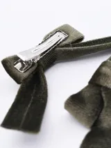Set de dos broches para el pelo con forma de moña de terciopelo color verde oliva.