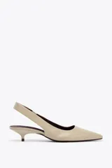 Zapato destalonado color beige con tira trasera elástica ajustable, punta fina y tacón kitten.