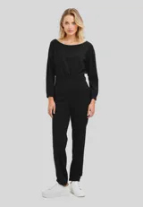 Pantalón negro de vestir, tiro alto, con corte recto y holgado.