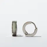 Aros tipo argolla de acero plateado con incrustaciones de nácar.