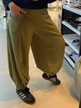 Conjunto de dos piezas color azul marino, compuesto por una remera de manga tres cuartos con escote en V y una babucha de tiro alto con bolsillos laterales y puños elastizados.