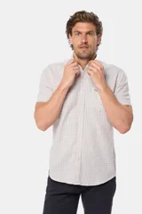 Camisa de manga corta a cuadros, color blanco con líneas celestes y beige. Tiene un bolsillo en el pecho y logo bordado. Corte slim fit.