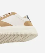 Championes casual de VIKO confeccionados en material sintético color beige, con recortes en cuero color marrón claro y detalle en azul marino en el talón.