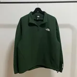 Fleece verde oscuro con patrón de rejilla, diseñado con cremallera de ¼ para ventilación.