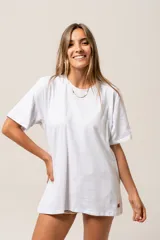 Remerón blanco de corte amplio y manga corta, de  diseño simple y cómodo.