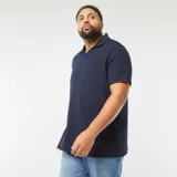 Remera azul marino de piqué de algodón con cuello en V y mangas cortas.