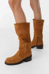 Botas cortas de gamuza negra con taco bajo y caña arrugada.