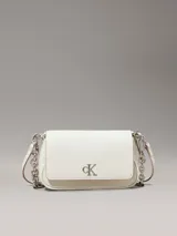 Cartera de hombro color blanco con correa de cadena plateada y logo CK plateado en el frente.