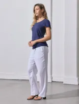 Remera azul de mangas cortas con detalle de frunces en los hombros.