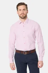 Camisa celeste a rayas verticales, de manga larga con opción de arremangar, corte slim fit y bolsillo en el pecho. Confeccionada en algodón.