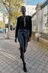 Minifalda azul petróleo de satén con encaje negro en el frente, corte al bies y cierre lateral invisible.