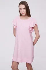 Vestido corto rosado de lino, corte holgado, cuello redondo y mangas cortas con volados.