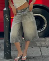 Bermuda gris de jean con corte ancho y lazo de encaje en la cintura.