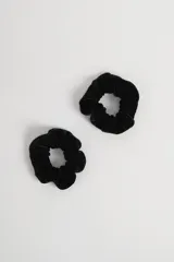 Pack de dos scrunchies de terciopelo negro.