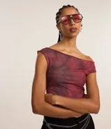 Blusa de tule con hombros descubiertos y mangas cortas, con estampa abstracta.