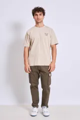 Pantalón cargo color verde oliva, de corte recto y con múltiples bolsillos.