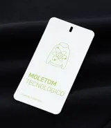 Pantalón deportivo de hombre color beige, liso, con ajuste elástico en la cintura y bolsillos laterales.