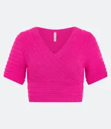 Blusa cropped de punto color rojo, con escote cruzado en V y mangas cortas.
