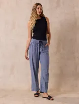 Pantalón de lino estampado marca Dash, con pretina ancha elastizada con lazo de ajuste, bolsillos inclinados delanteros y traseros.