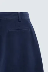 Pantalón de corte regular fit en color azul marino, confeccionado en una mezcla de lyocell y algodón. Presenta bolsillos frontales inclinados, bolsillos traseros de vivo y cierre frontal con cremallera y botón.