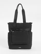 Mochila negra de poliéster con bolsillo frontal removible con cierre. Tiene doble asa de mano y tiras de mochila ajustables.