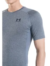 Remera deportiva Under Armour HeatGear Armour de manga corta, color blanco, con logo negro en el pecho.