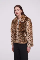 Chaqueta corta con cierre frontal, cuello camisero y bolsillos laterales. Estampado animal print de leopardo.