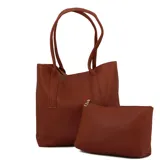 Cartera tipo tote color beige con doble asa de hombro y sobre desmontable con cierre.