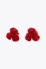 Par de aros metálicos con forma de flor en relieve color rojo. Cierre con tuerca y clip.