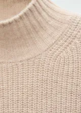 Jersey de punto de lana color lila con cuello perkins y manga corta.