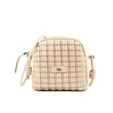 Bandolera beige con diseño tejido, confeccionada en cuero sintético. Tiene acceso con cierre, correa regulable, herrajes plateados y un compartimento principal con dos bolsillos internos abiertos y uno con cierre.