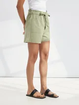 Short de tiro alto color verde militar con lazo en la cintura, bolsillos delanteros y traseros.
