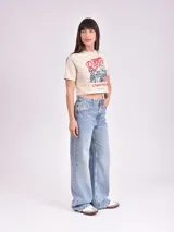 Remera corta blanca con estampa frontal de texto "Los Angeles" y una rosa en color rosa.