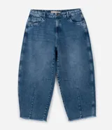 Pantalón de jean azul de corte barrel, con pences delanteros, cintura con trabillas, cierre tradicional y terminación deshilachada.