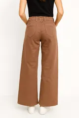 Pantalón de jean color crudo, de corte recto y tiro alto, con bolsillos delanteros y traseros.