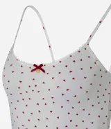 Blusa de pijama regata de bretel fino confeccionada en microfibra con estampa de mini corazones y detalle de picueta en el escote.