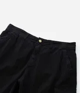 Bermuda cargo de algodón color blanco, con bolsillos laterales y traseros, cierre con botón y cremallera.