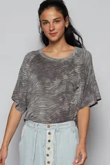 Remera manga corta color gris con estampado animal print y bolsillo delantero.