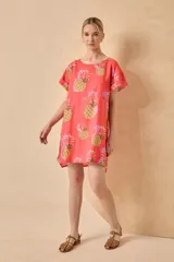 Vestido corto azul con estampado de ananás y mangas cortas con dobladillo.