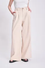 Pantalón de lino color crudo, de corte palazzo y tiro alto.