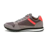 Zapatillas Caterpillar modelo Ventura, color gris con detalles en naranja. Capellada de gamuza recubierta de PU, forro de malla interior hecho con residuos industriales 100% reciclados, plantilla de espuma EVA suave que aporta comodidad duradera, forro de calcetín 100% reciclado de la industria posindustrial, suela de EVA ligera, construcción Strobel.